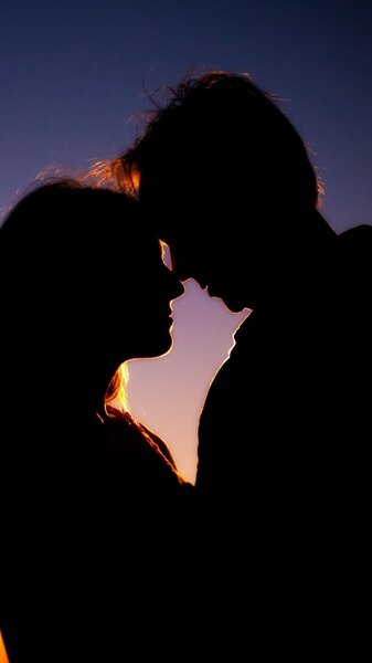 couple silhouettes love night